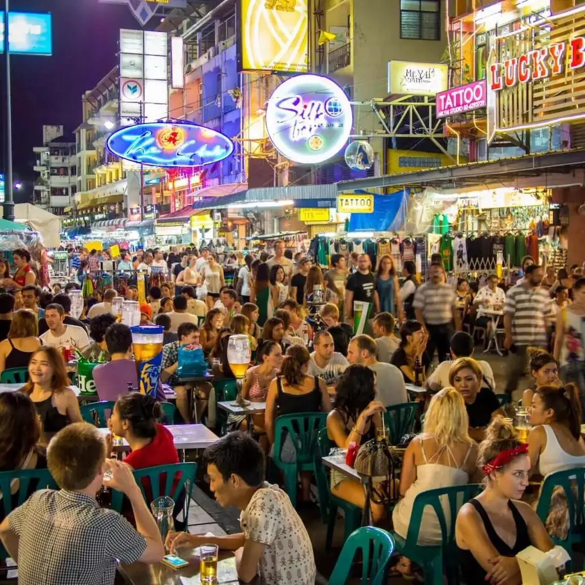 Ambiente de Khao San Road con alojamientos y vida nocturna en Bangkok