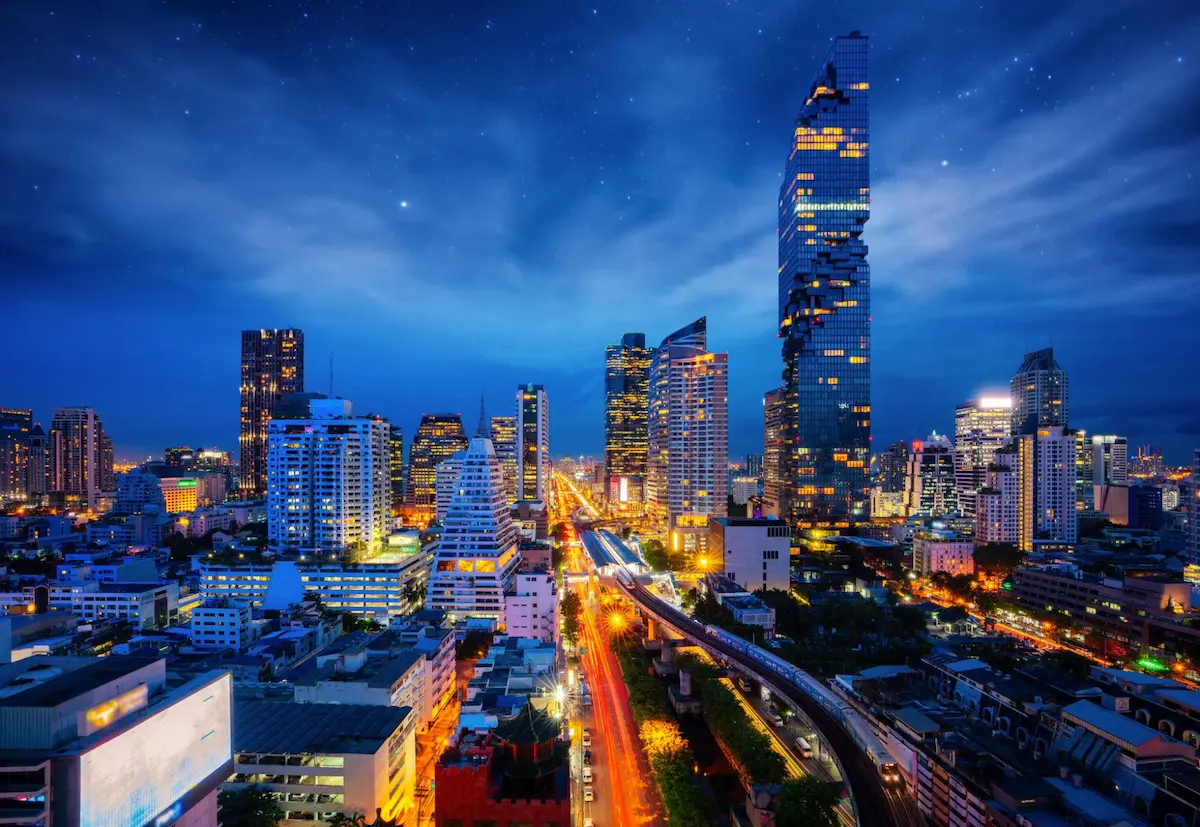 Skyline de Silom con hoteles y edificios de oficinas en Bangkok
