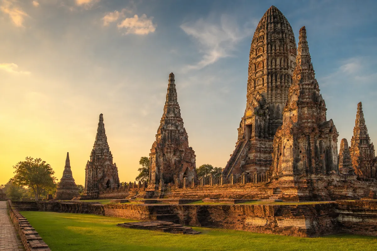 Templo Wat Chaiwatthanaram en Ayutthaya al atardecer