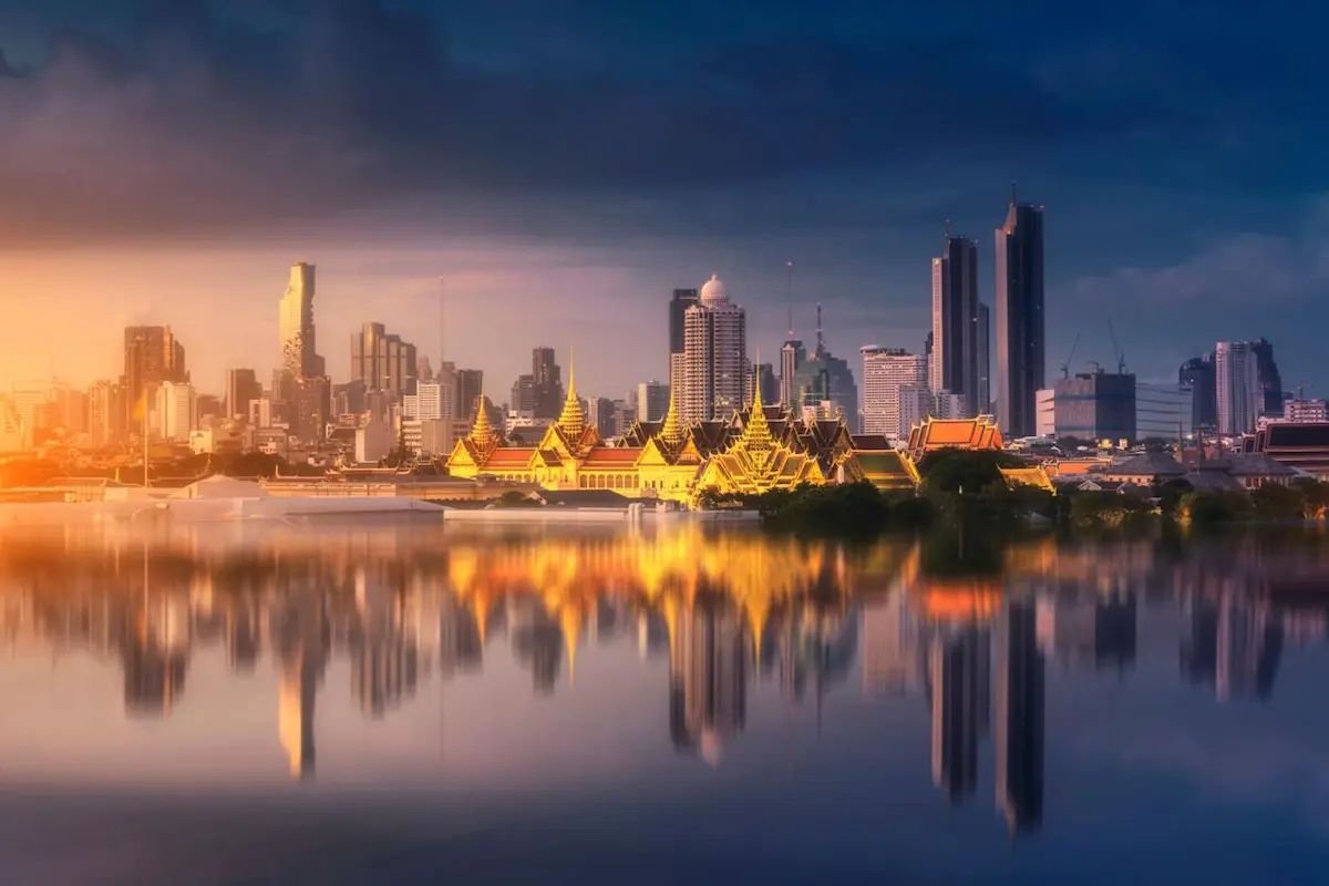 Bangkok vista desde el río con templos y skyline moderno