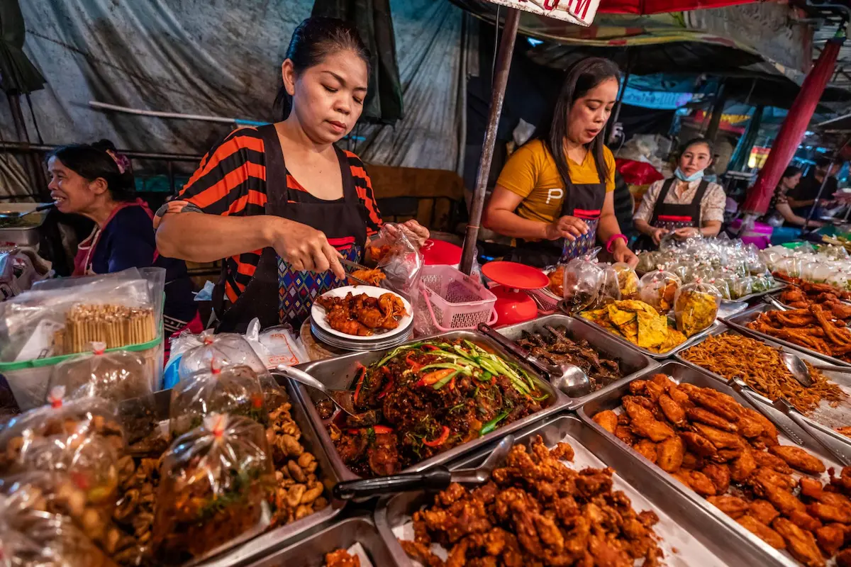 Night Bazaar de Chiang Mai con ambiente de tarde y mercado nocturno