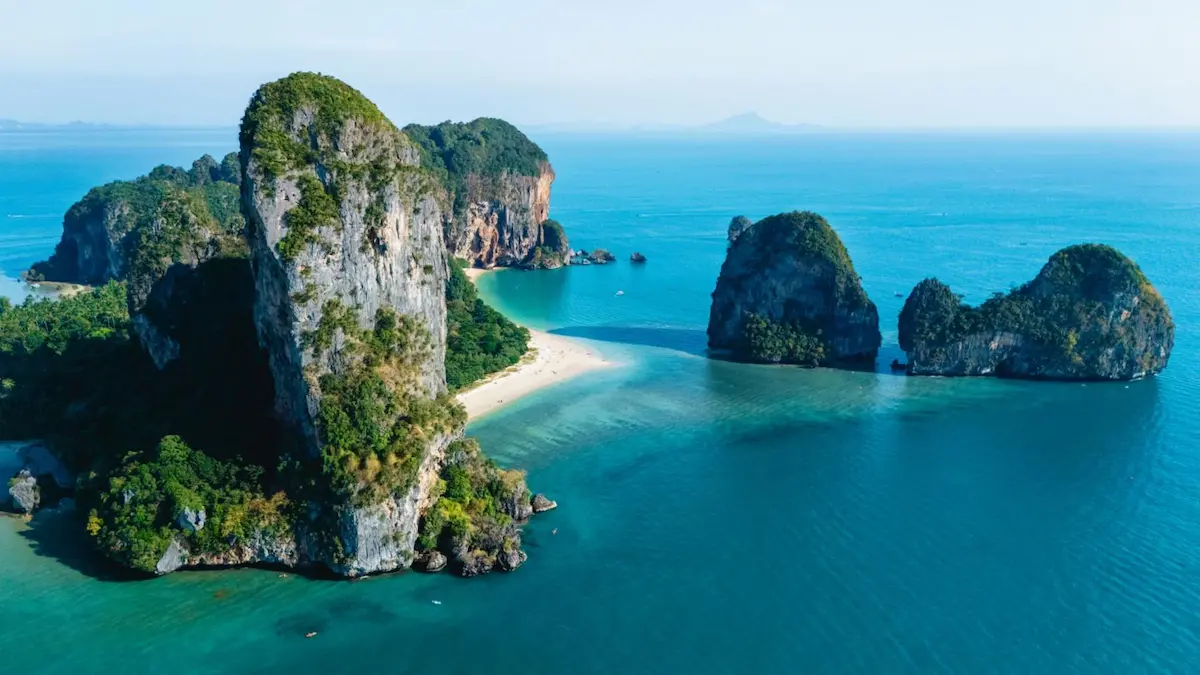 Krabi con playa, acantilados y distintas bases para alojarse en el sur de Tailandia