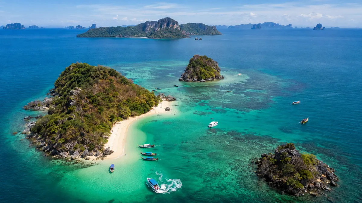 Excursión en barco por las islas de Krabi con aguas turquesas y acantilados