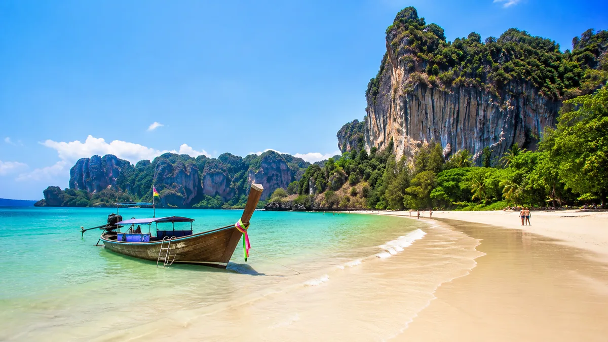 Railay Beach y Phra Nang entre acantilados de piedra caliza en Krabi