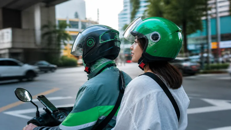 Mototaxi en Tailandia con casco como alternativa rápida a Grab o Bolt